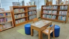 図書室児童書架の写真